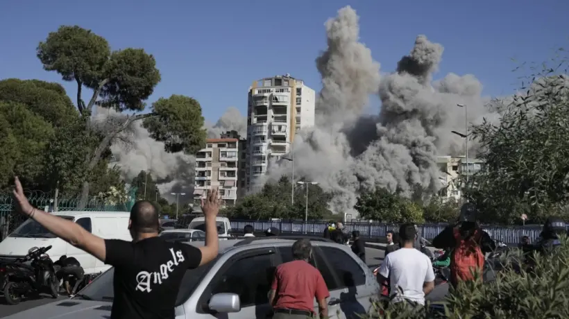 إنهيار مبنى في ضاحية بيروت بعد استهدافه بصاروخ إسرائيلي