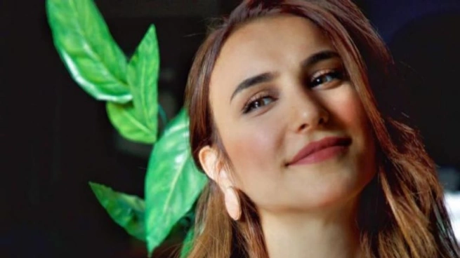 الفنانة هلا السعيد