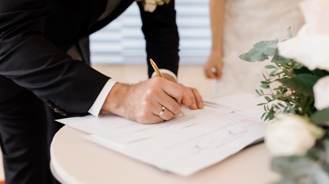 Marriage contracts in the Emirates